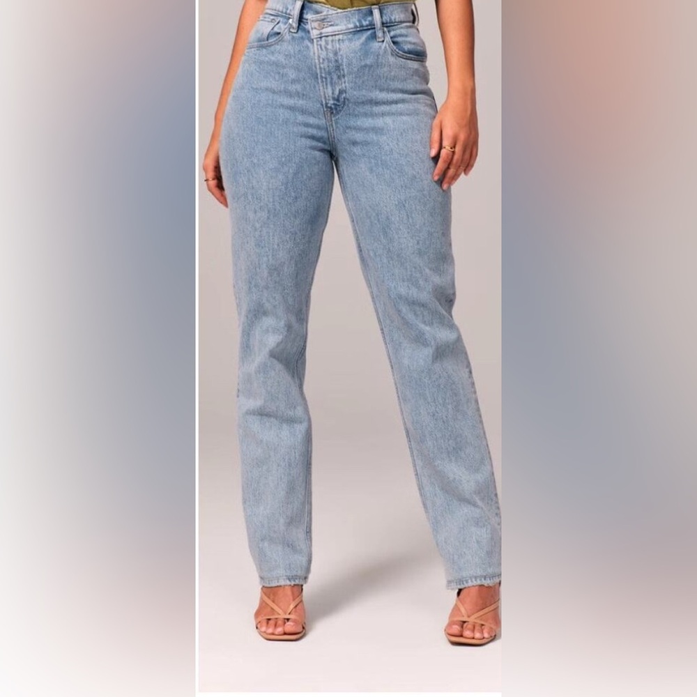A&F Curve Love 90s Ultra High Rise Straight Jeans